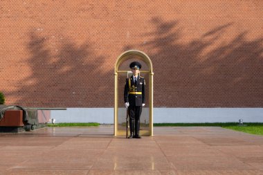 Rus askeri Moskova Kremlin 'de nöbet tutuyor. Meçhul askerin mezarının yanında onur kıtası. Rus ordusunun üniforması. Rus siyaseti ve ordu konsepti.