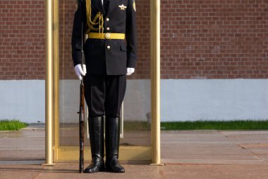 Rus askeri Moskova Kremlin 'de nöbet tutuyor. Meçhul askerin mezarının yanında onur kıtası. Rus ordusunun üniforması. Rus siyaseti ve ordu konsepti.