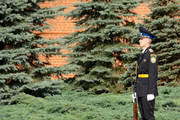 Soldat Russe Garde Kremlin Moscou Garde Honneur Près Tombe Soldat — Photo