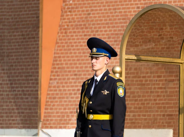 Soldat Russe Garde Kremlin Moscou Garde Honneur Près Tombe Soldat — Photo