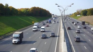 Rusya 'da otoyol. Açık havada araba trafiği olan Moskova çevre yolu. Yüksek hızlı yolda arabaların hareketi.