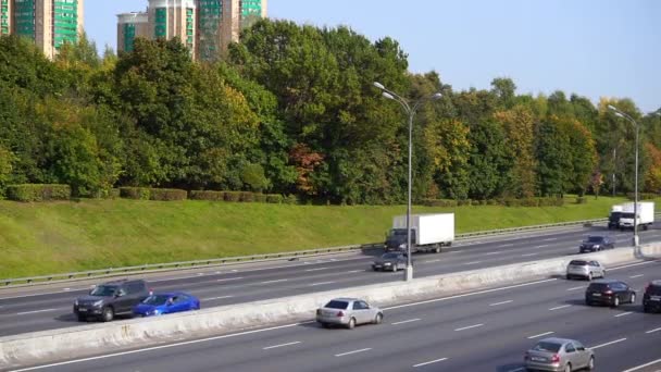 Autopista en Rusia. Moscú carretera de circunvalación con el tráfico de coches en tiempo claro. El movimiento de los coches en la carretera de alta velocidad — Vídeo de stock