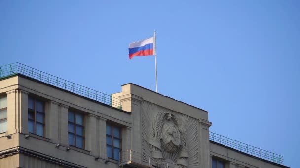 Russische Flagge vor der Staatsduma in Moskau. Konzept der russischen Politik. — Stockvideo