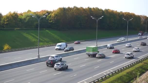 Motorvägen i Ryssland. Moskva ring väg med biltrafik i klart väder. Förflyttning av bilar på höghastighetsvägen — Stockvideo
