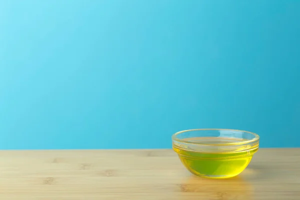 Aceite Recipiente Vidrio Sobre Fondo Azul Limpio Fondo Aceite Cosmético —  Fotos de Stock