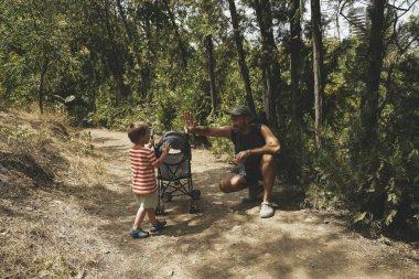 Baba ve Bebek, Yaz Ormanı 'nda vakit geçiriyorlar. Yüksek kalite fotoğraf