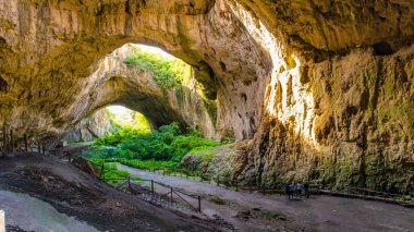 Lovech, Bulgaria Devetashka Mağarası, bu mağarada The Expendables 2 bazı sahneleri yapılmış ve orada birçok yarasalar