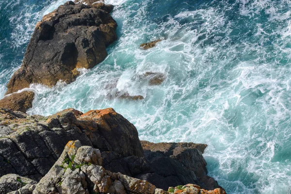 Ressacs sur les falaises de la pointe de Pen-Hir sur la presqu 'le de Crozon en Bretagne