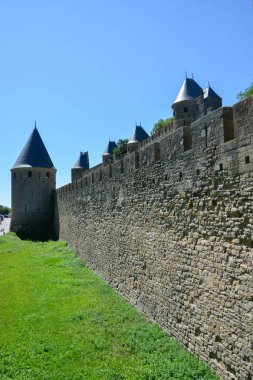 Rempart de la Cite medivale qui surplombe la ville de Carcassonne dans le Languedoc-Roussillon en France