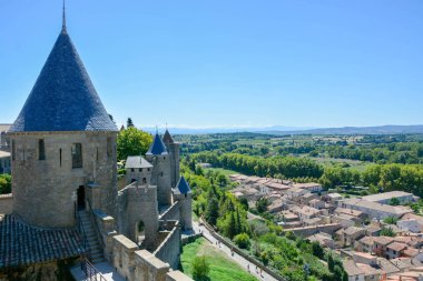 Rempart de la cit mdivale qui surplombe la ville de Carcassonne dans le Languedoc-Roussillon en France