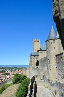 Rempart de la cit mdivale qui surplombe la ville de Carcassonne dans le Languedoc-Roussillon en France