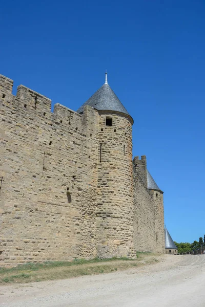 Rempart de la Cite medivale qui surplombe la ville de Carcassonne dans le Languedoc-Roussillon en France