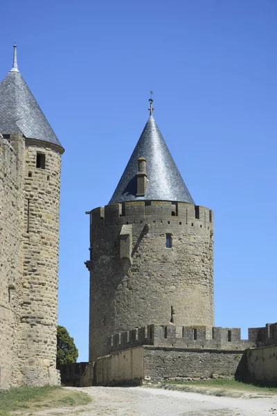Rempart de la Cite medivale qui surplombe la ville de Carcassonne dans le Languedoc-Roussillon en France
