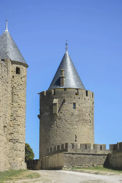 Rempart de la Cite medivale qui surplombe la ville de Carcassonne dans le Languedoc-Roussillon en France