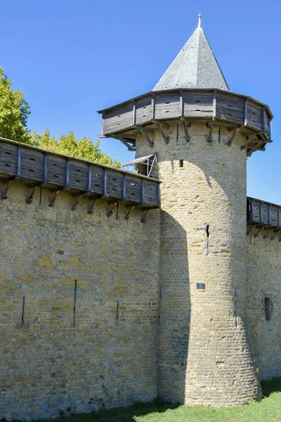 Rempart de la Cite medivale qui surplombe la ville de Carcassonne dans le Languedoc-Roussillon en France