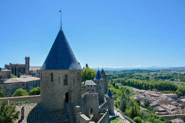 Rempart de la cit mdivale qui surplombe la ville de Carcassonne dans le Languedoc-Roussillon en France