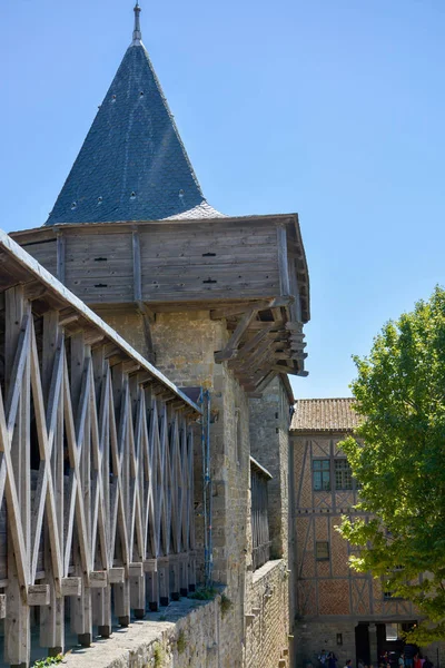 Rempart de la Cite medivale qui surplombe la ville de Carcassonne dans le Languedoc-Roussillon en France