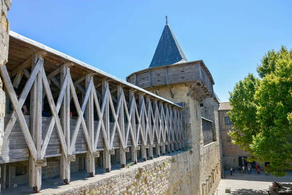 Rempart de la Cite medivale qui surplombe la ville de Carcassonne dans le Languedoc-Roussillon en France