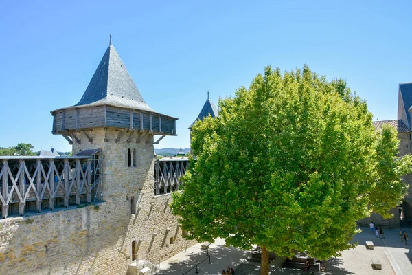 Rempart de la Cite medivale qui surplombe la ville de Carcassonne dans le Languedoc-Roussillon en France