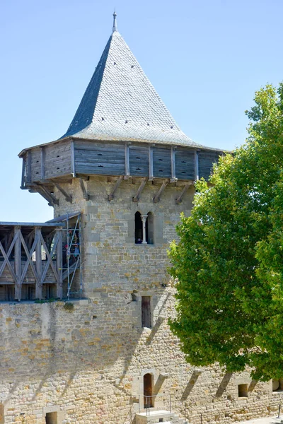 Rempart de la Cite medivale qui surplombe la ville de Carcassonne dans le Languedoc-Roussillon en France
