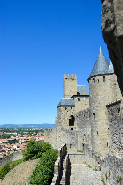 Rempart de la cit mdivale qui surplombe la ville de Carcassonne dans le Languedoc-Roussillon en France