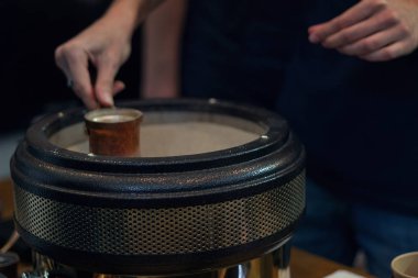 düşük bir anahtar kum üzerinde pişmiş hoş kokulu kahve