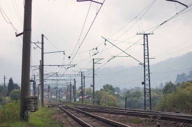 sonbaharda güzel dağ manzarası yakınındaki tren sabah izler