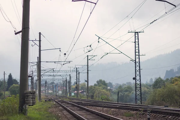 sonbaharda güzel dağ manzarası yakınındaki tren sabah izler