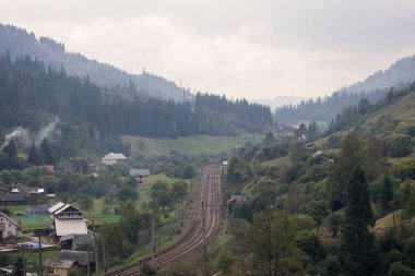 sonbaharda güzel dağ manzarası yakınındaki tren sabah izler