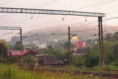 sonbaharda güzel dağ manzarası yakınındaki tren sabah izler