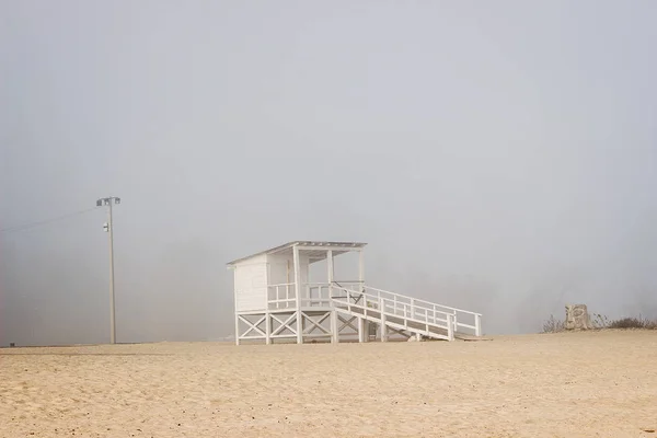 霧の朝の風景です 霧の中でのビーチ — ストック写真