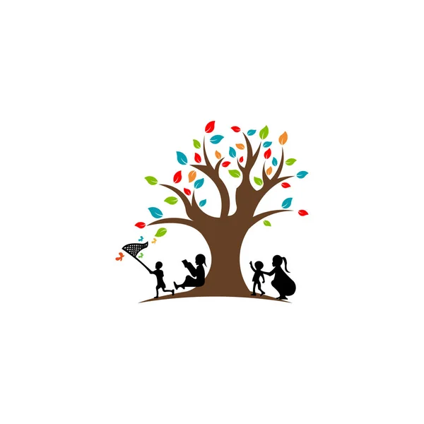 Crianças Mães Brincam Debaixo Árvore Educação Criativa Logo Inspiração — Vetor de Stock