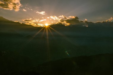 Khaliya Top'ta İlk Sunrise Ray, Munsyari - Uttarakhand