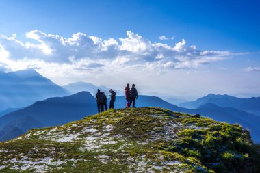 Himalayalar Tepesi'nde Trekker Khaliya Top, Munsiyari, Uttarakhand -