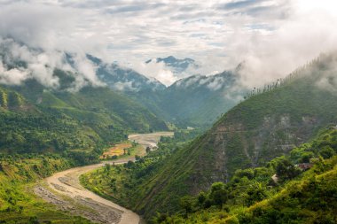Nehir'in Lohaghat yakınlarındaki Himalayalar'daki fotoğrafı, Uttarakhand, Hindistan
