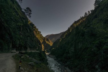 Himalayalar'da Gün Doğumu - Uttarakashi'den Gangotri'ye Giden Yolda Manzara, Uttarakhand, Hindistan -