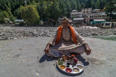 Gangotri, Uttrakhand, hindistan - 8 Ekim 2018 : Gangotri Tapınağı'nda Pandit ji - Uttrakhand