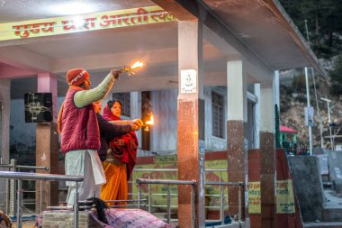 Gangotri, Uttrakhand, hindistan - 8 Ekim 2018 : Gangotri - Uttrakhand, Hindistan, 8 Ekim 2018 - Ana Dhara Nehri Duası Yapan Lar