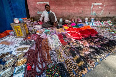 Dharchula, Uttrakhand, hindistan - 26 Eylül 2018 : Indo-Nepal Sınırında Uttarakhand'daki Dharchula Town'da Sokak Satıcısı fotoğrafı