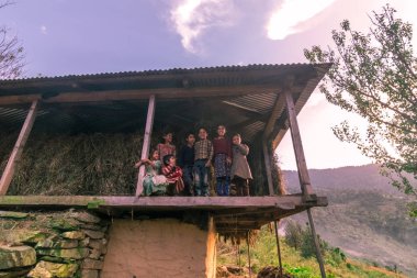 Sankri Range, Uttarakhand, Hindistan - 7 Ekim 2018 : Himalayalar,Dağlardaki Sevimli Çocukların Grup Fotoğrafı