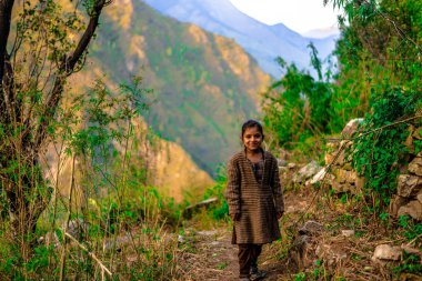 Sankri Range, Uttarakhand, Hindistan - 7 Ekim 2018 : Himalayalar'da Sevimli Kızın Portresi