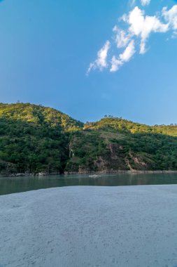 Ganga Nehri Üzerinde Devprayag'da gün batımı, Uttrakhand, Hindistan