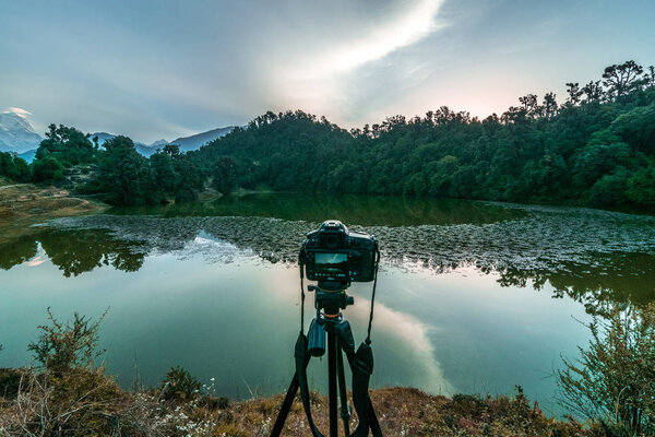 Фото треножника камеры на Deoria Tal в деревне Сари Чопта, Уттаракханд
