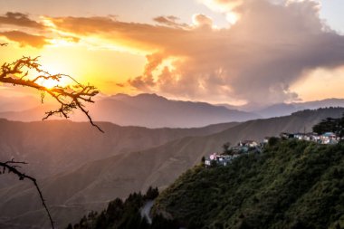 Himalayalar Çakrası'nda gün batımı, Jaunsar-Bawar, Uttrakhand, Hindistan