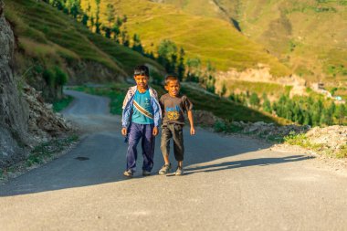 Himalayalar Tehri Garhwal'da İki Genç Çocuk, Uttrakhand, Hindistan