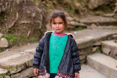 Kullu, Himachal Pradesh, Hindistan - 01 Mart 2019 : Himalayalar'daki Himalaya kızının portresi