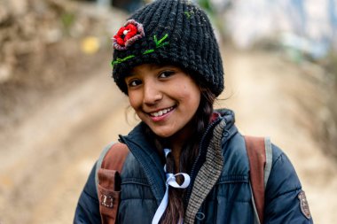 Kullu, Himachal Pradesh, Hindistan - 01 Mart 2019 : Himalayalar'daki Himalaya kızının portresi