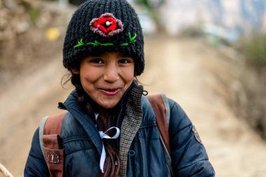 Kullu, Himachal Pradesh, Hindistan - 01 Mart 2019 : Himalayalar'daki Himalaya kızının portresi