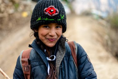 Kullu, Himachal Pradesh, Hindistan - 01 Mart 2019 : Himalayalar'daki Himalaya kızının portresi