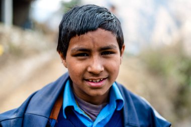 Kullu, Himachal Pradesh, Hindistan - 01 Mart 2019 : Himalaya'da Himalaya lı Bir Çocuk Fotoğrafı, Sainj Vadisi